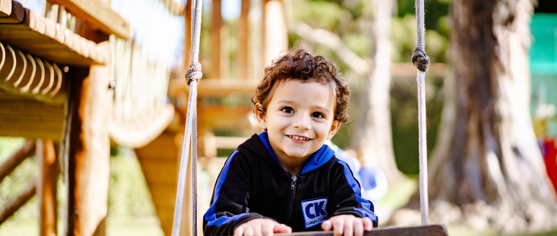 Aluno do Colégio Koeler no parque da escola