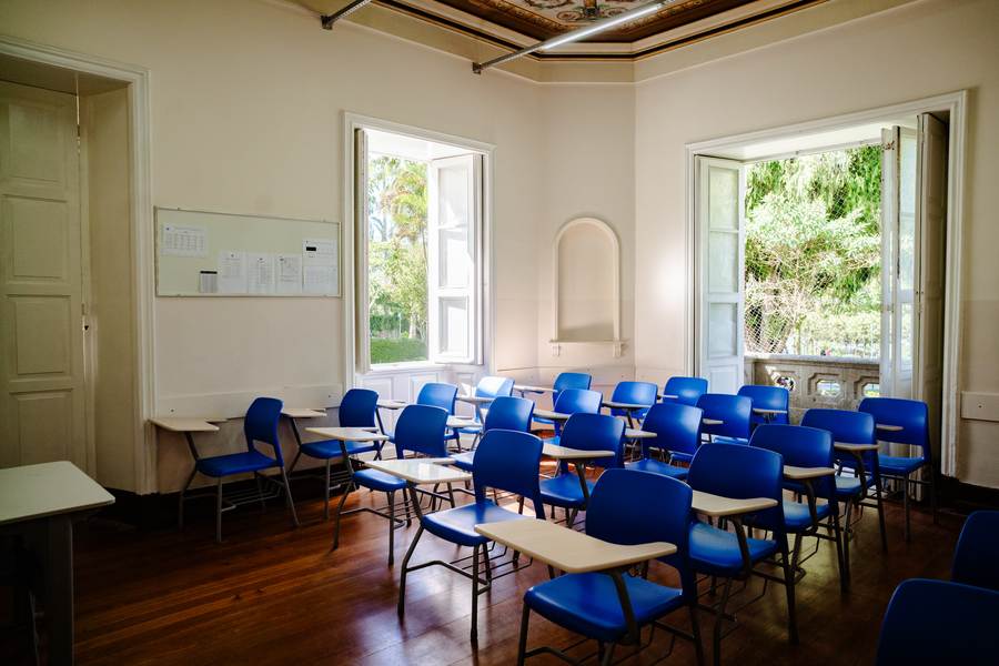 Sala de aula com vista para o jardim
